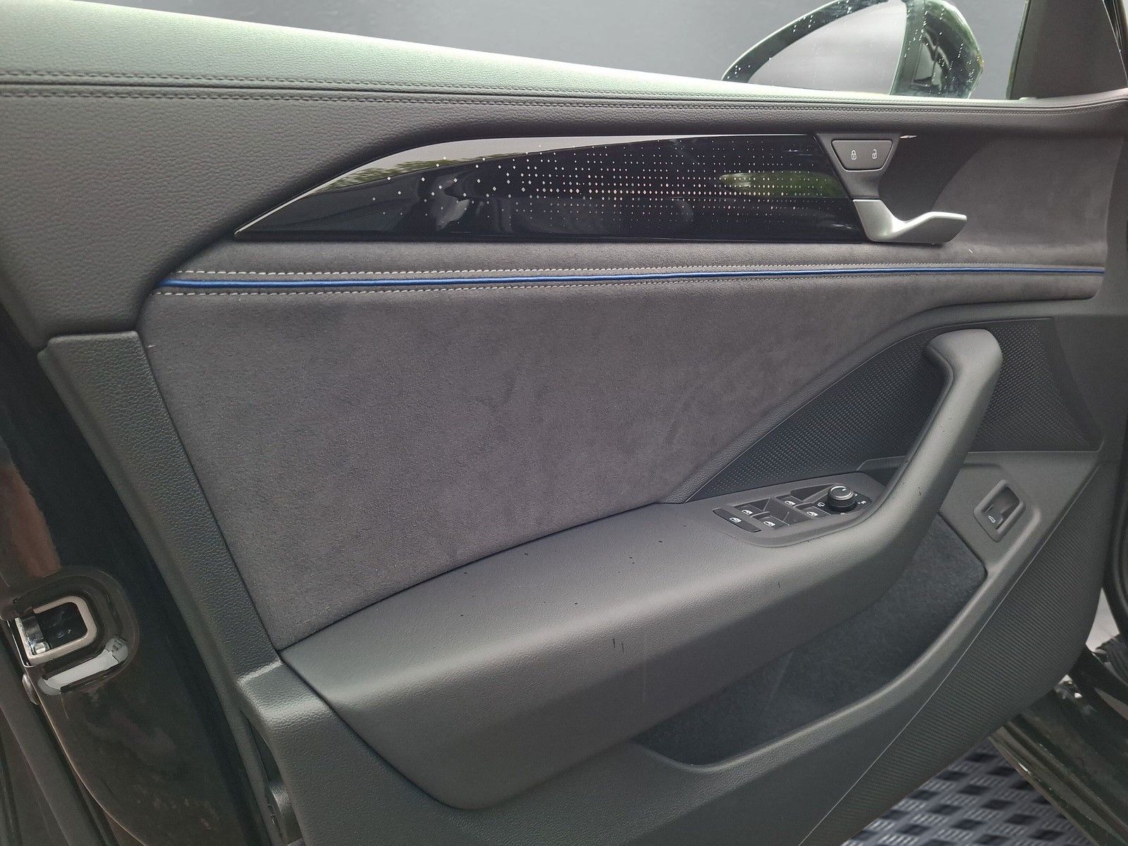 Fahrzeugabbildung Volkswagen Passat Variant 2.0TDI 4M R-Line 19"Pano AHK 360