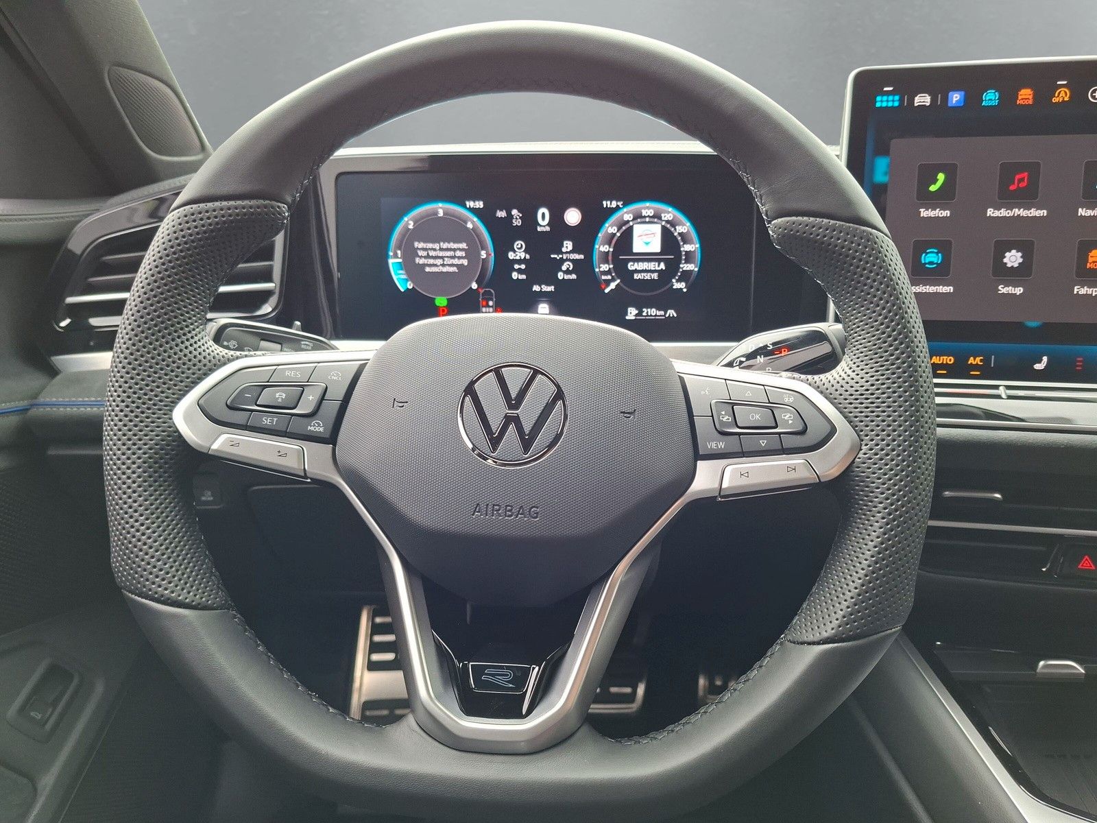 Fahrzeugabbildung Volkswagen Passat Variant 2.0TDI 4M R-Line 19"Pano AHK 360