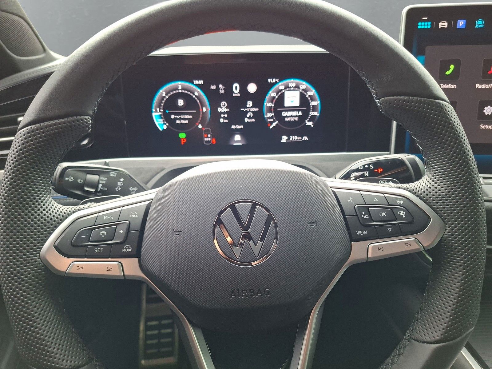 Fahrzeugabbildung Volkswagen Passat Variant 2.0TDI 4M R-Line 19"Pano AHK 360
