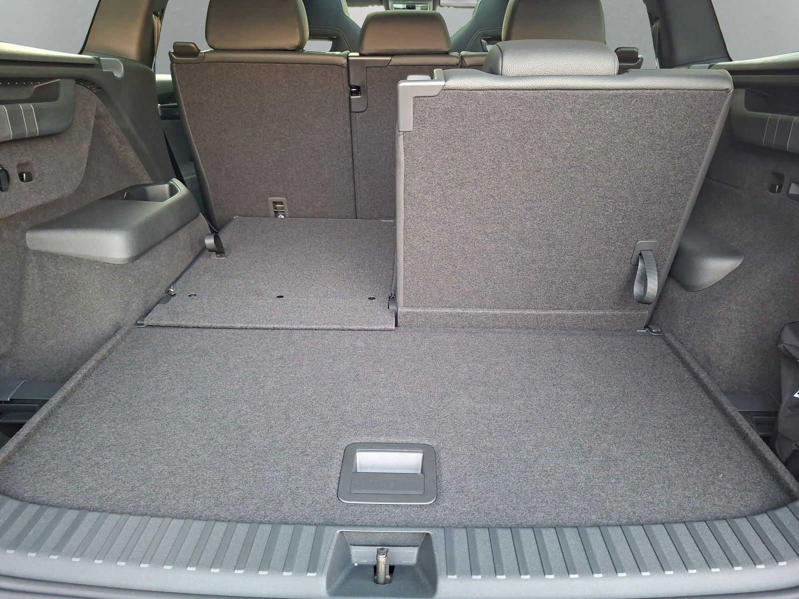 Fahrzeugabbildung SKODA Kodiaq Sportline 1.5TSI 7S.Pano AHK Kamera 20"