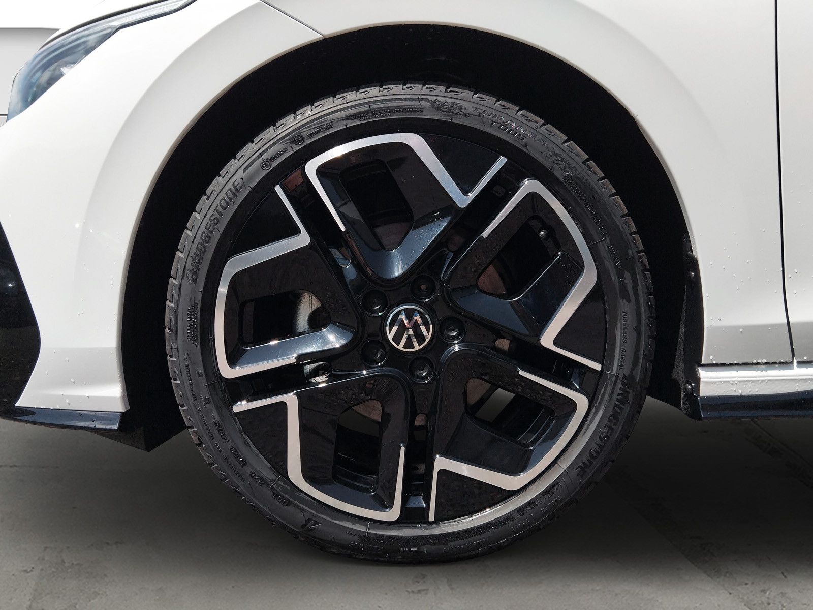 Fahrzeugabbildung Volkswagen Golf VIII 1.5eTSI R-Line Pano18"LED Plus ACC AHK