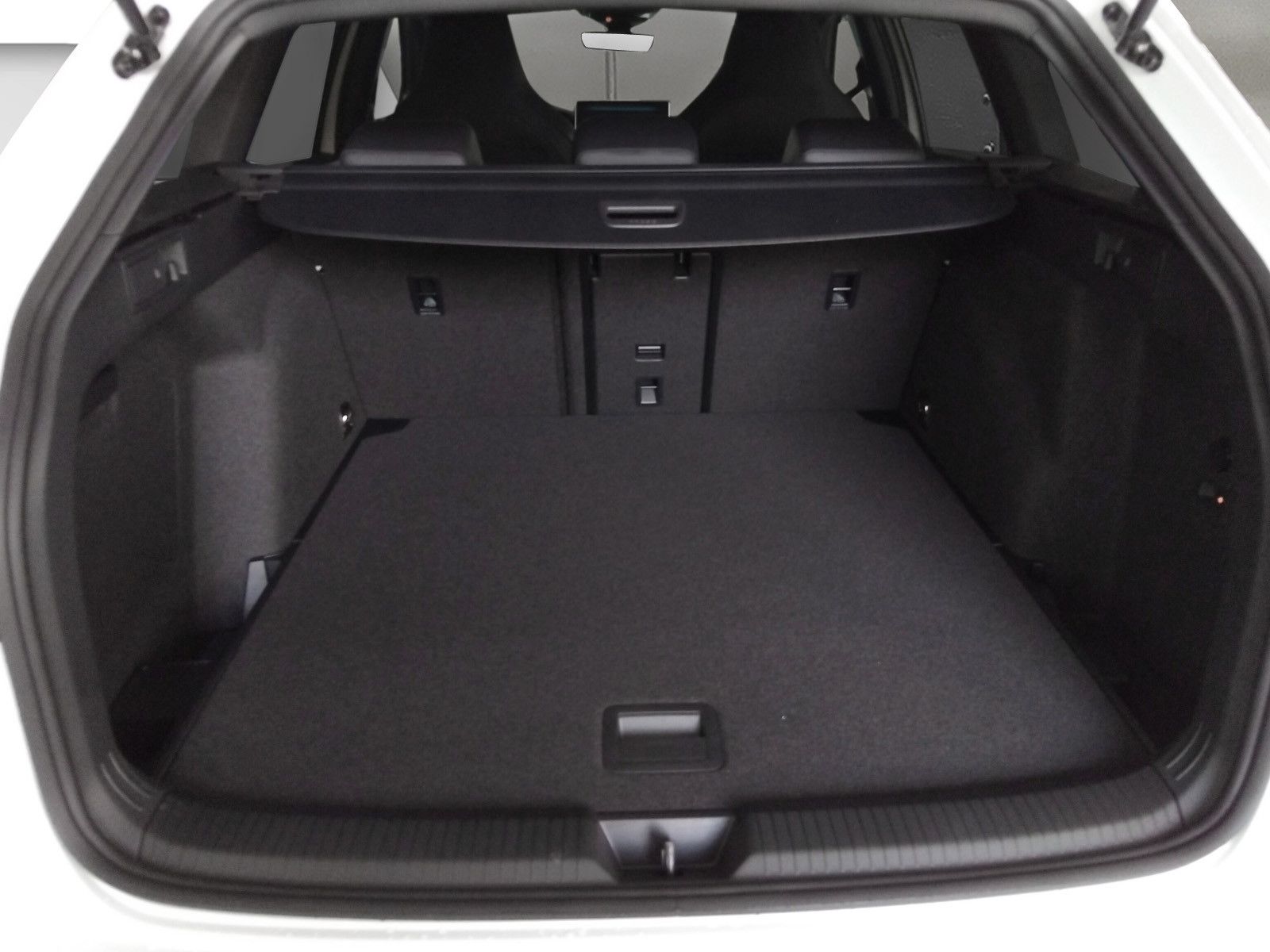 Fahrzeugabbildung Volkswagen Golf VIII 1.5eTSI R-Line Pano18"LED Plus ACC AHK