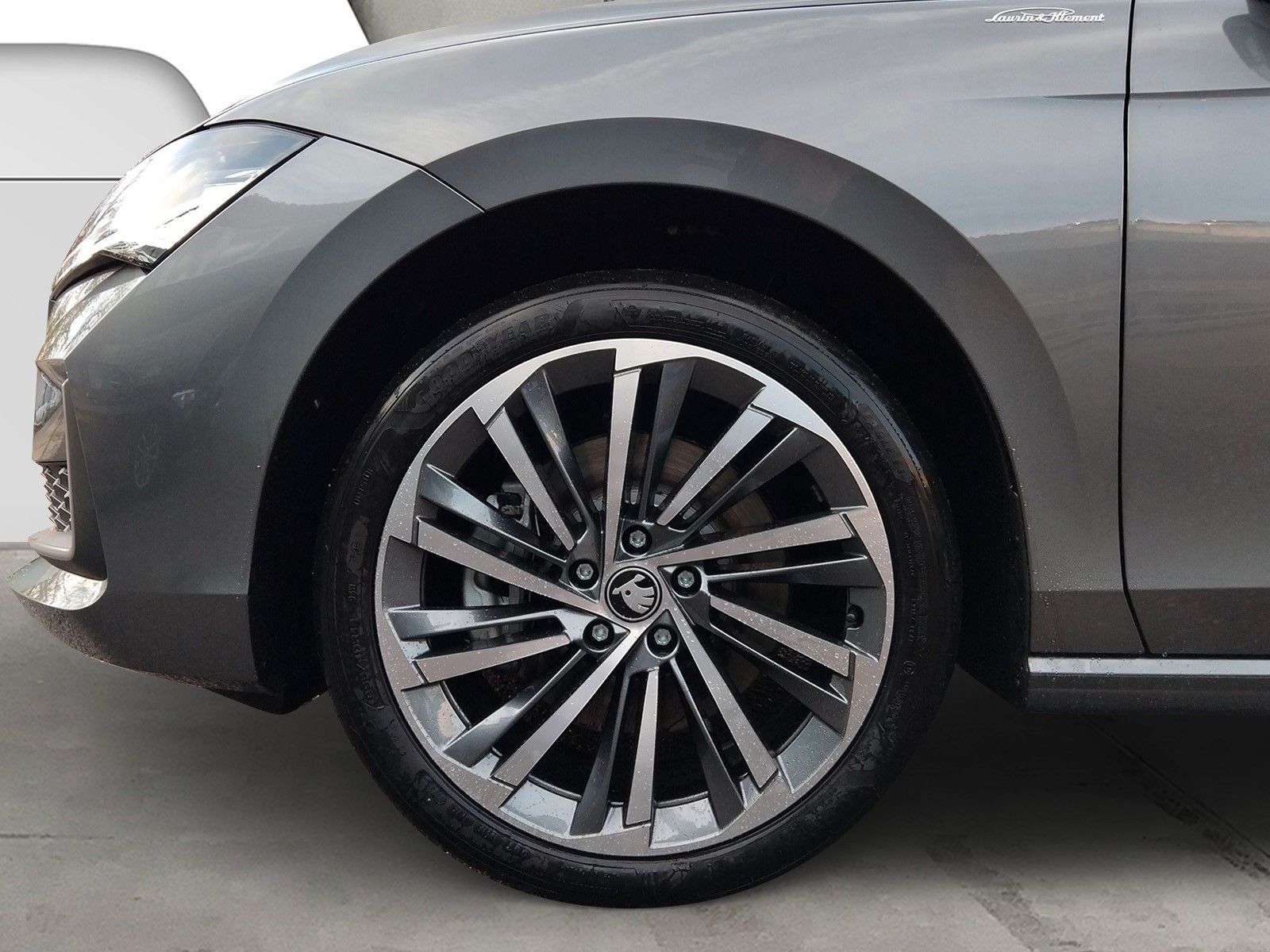 Fahrzeugabbildung SKODA Superb 2.0TDI 4x4 L&K DCC ACC Pano AHK 19"