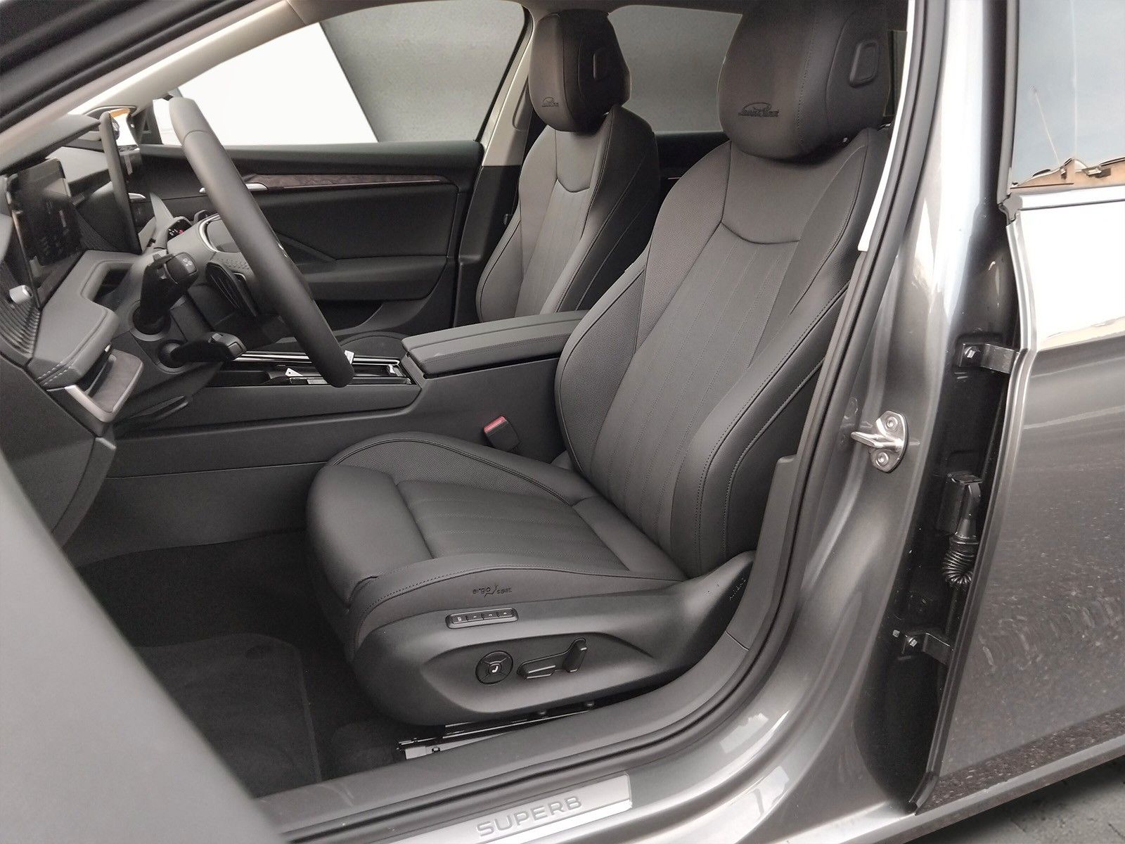 Fahrzeugabbildung SKODA Superb 2.0TDI 4x4 L&K DCC ACC Pano AHK 19"