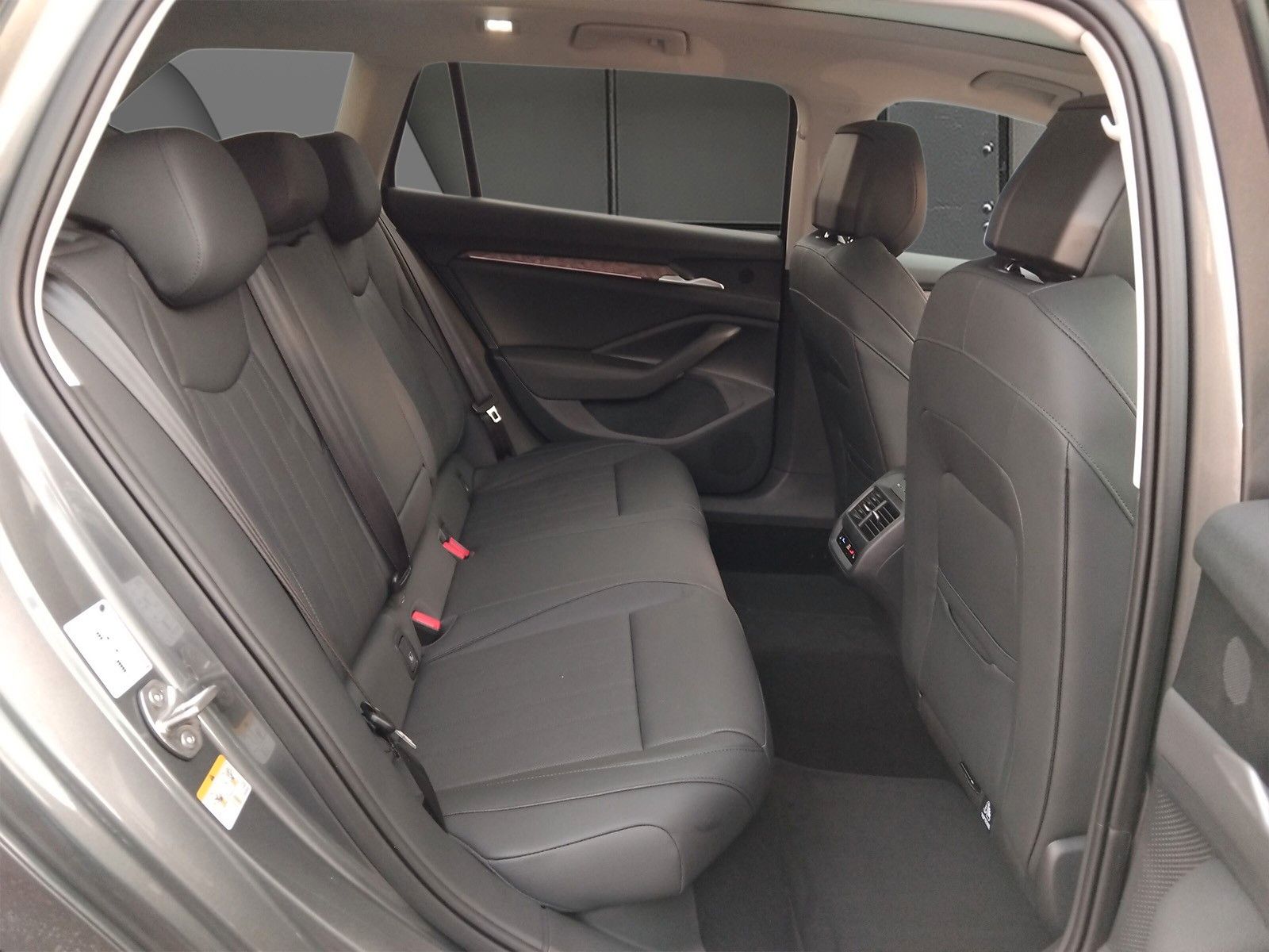 Fahrzeugabbildung SKODA Superb 2.0TDI 4x4 L&K DCC ACC Pano AHK 19"