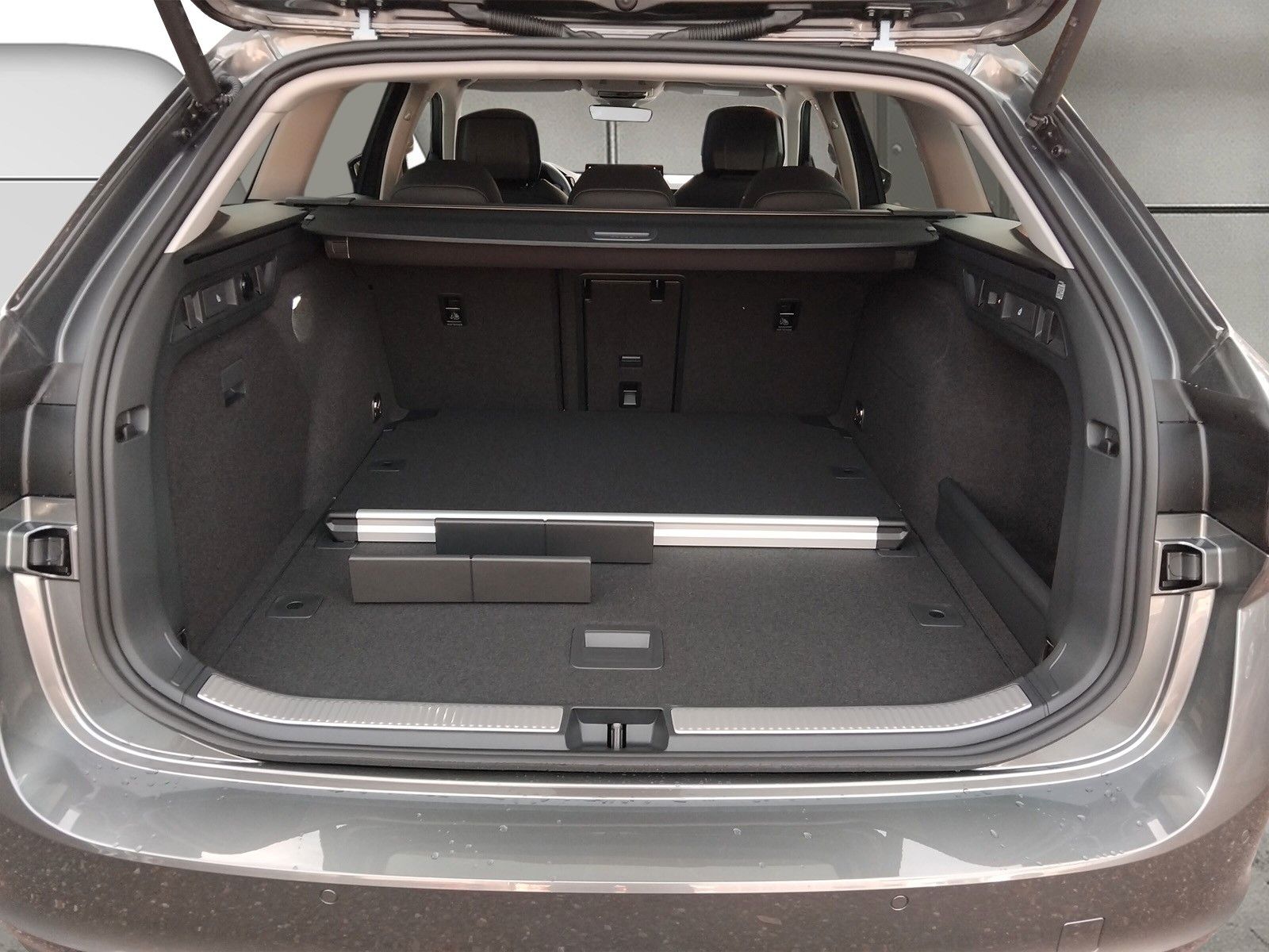 Fahrzeugabbildung SKODA Superb 2.0TDI 4x4 L&K DCC ACC Pano AHK 19"