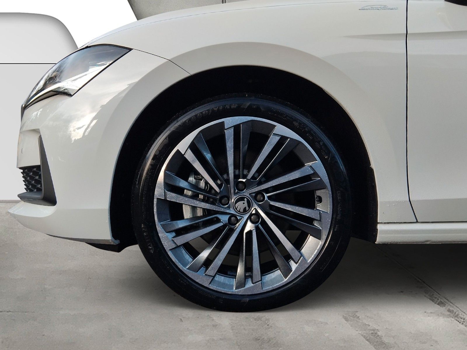 Fahrzeugabbildung SKODA Superb 2.0TDI 4x4 L&K Standh.Pano AHK 19"