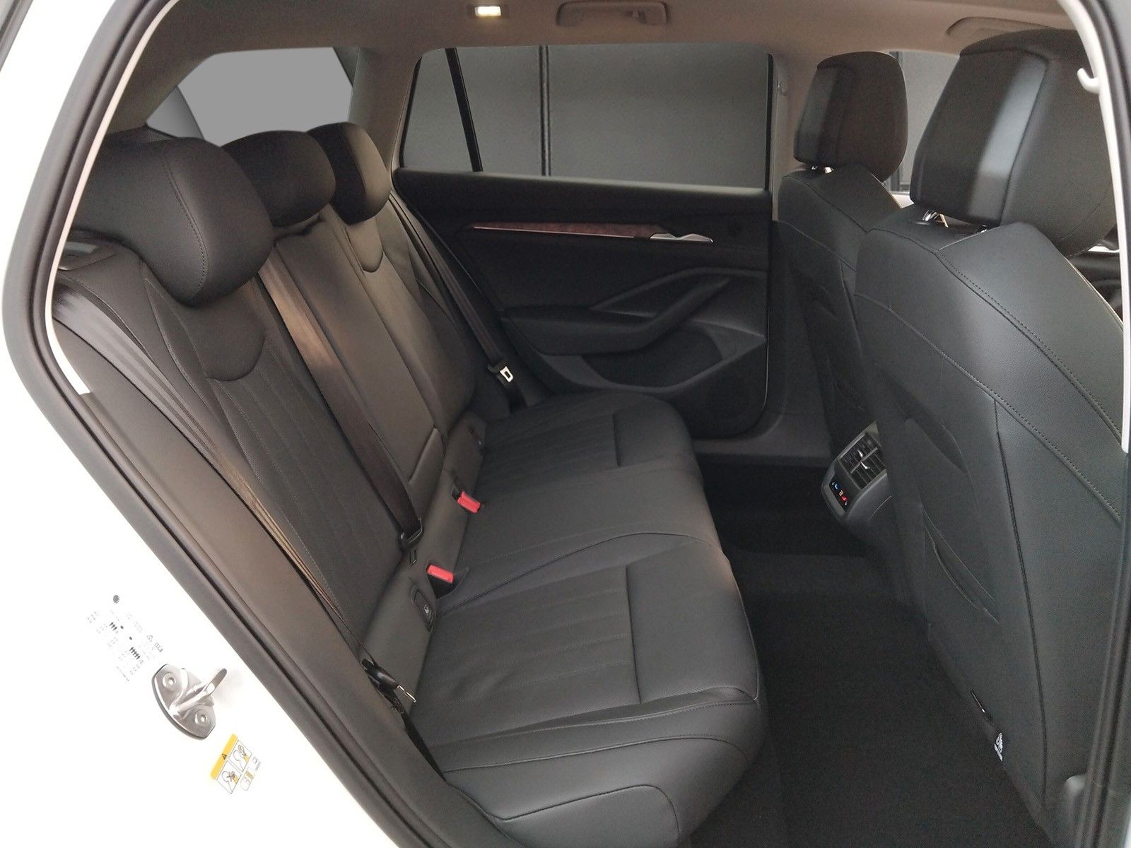 Fahrzeugabbildung SKODA Superb 2.0TDI 4x4 L&K Standh.Pano AHK 19"