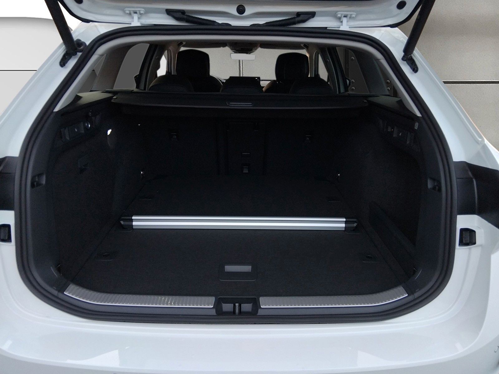 Fahrzeugabbildung SKODA Superb 2.0TDI 4x4 L&K Standh.Pano AHK 19"