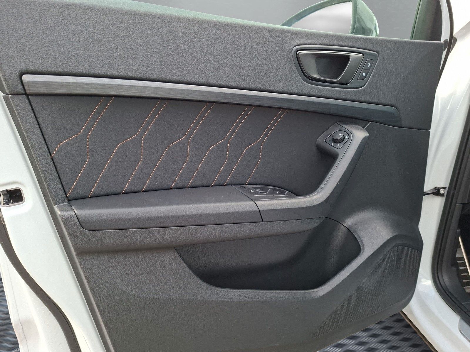 Fahrzeugabbildung CUPRA Ateca 1.5 TSI LED Navi 19"AHK 5 J.Gar. Kamera