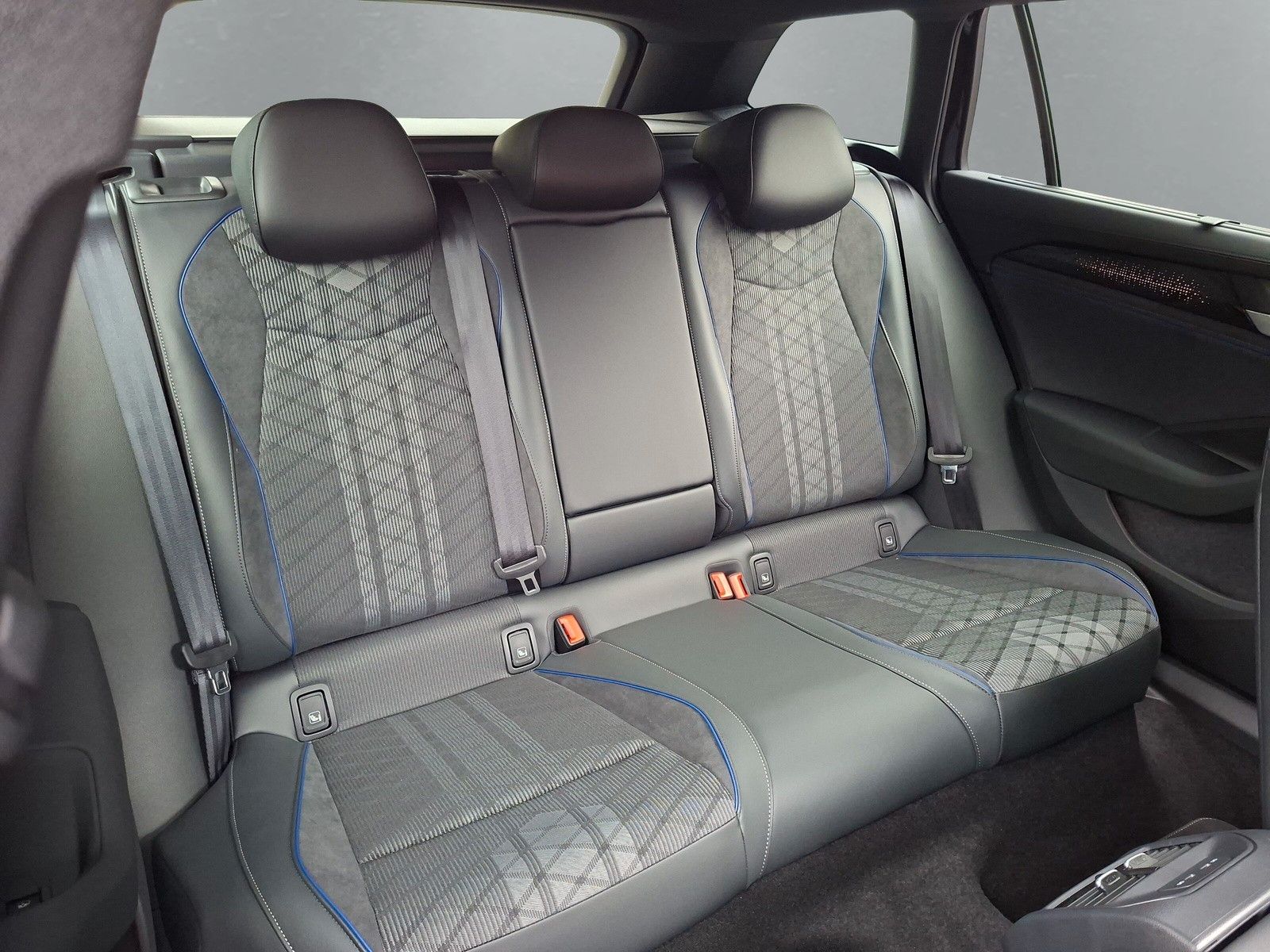 Fahrzeugabbildung Volkswagen Passat Variant 2.0TDI 4M R-Line Vollausst.Mod.26