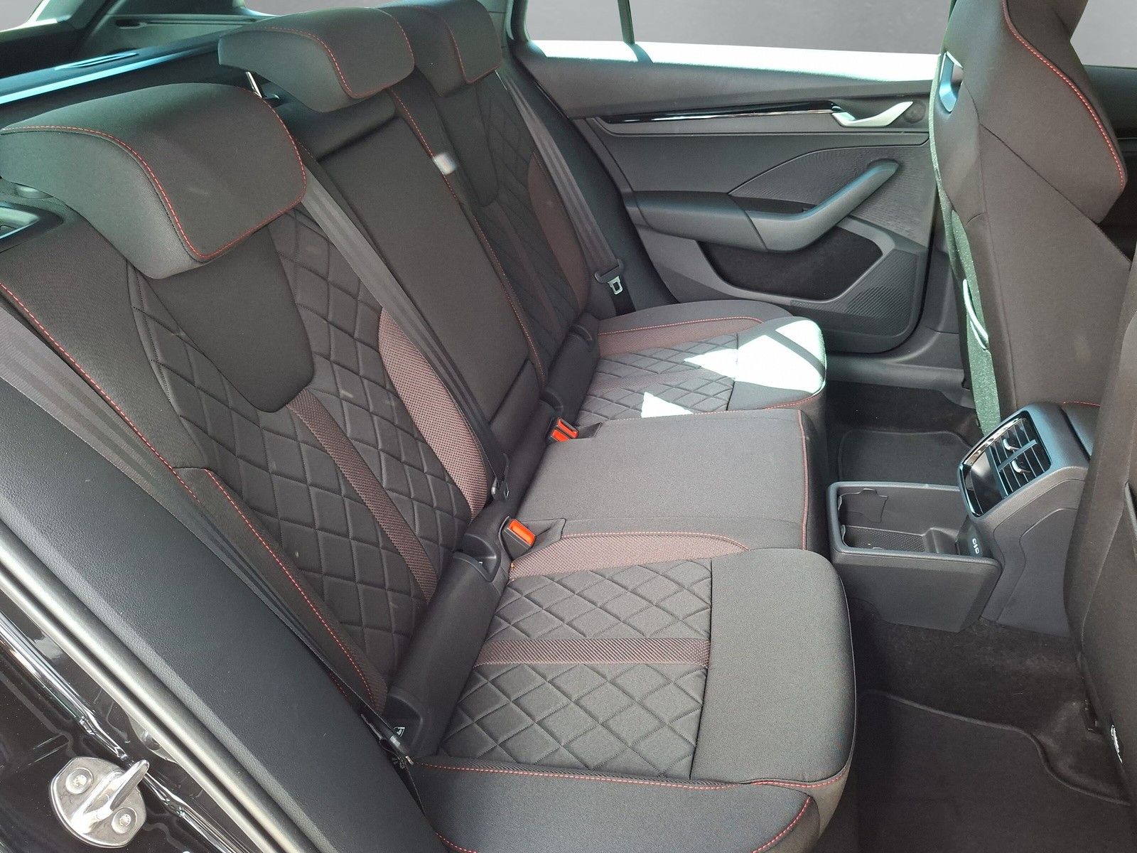 Fahrzeugabbildung SKODA Octavia Combi 2.0TSI RS 19"AHK PanoStandh.Leder