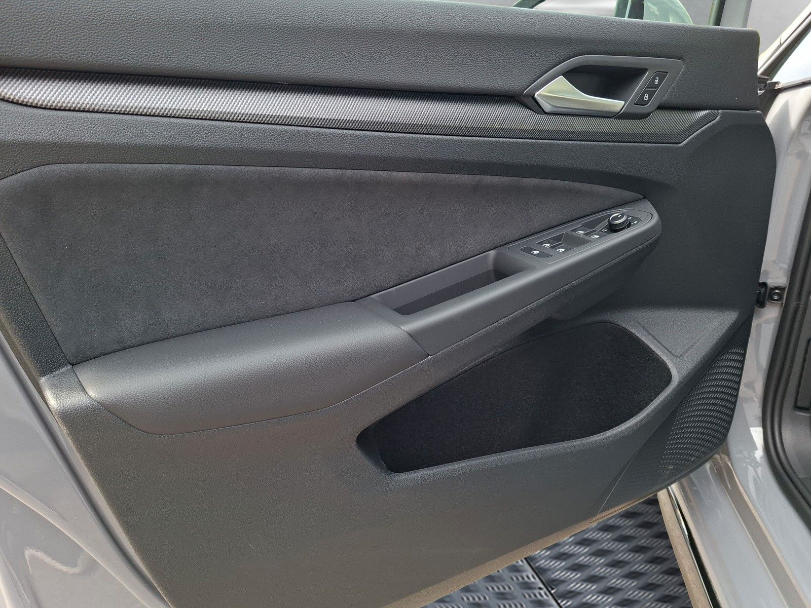 Fahrzeugabbildung Volkswagen Golf VIII 1.5eTSI R-Line Pano 18" AHK ACC Side