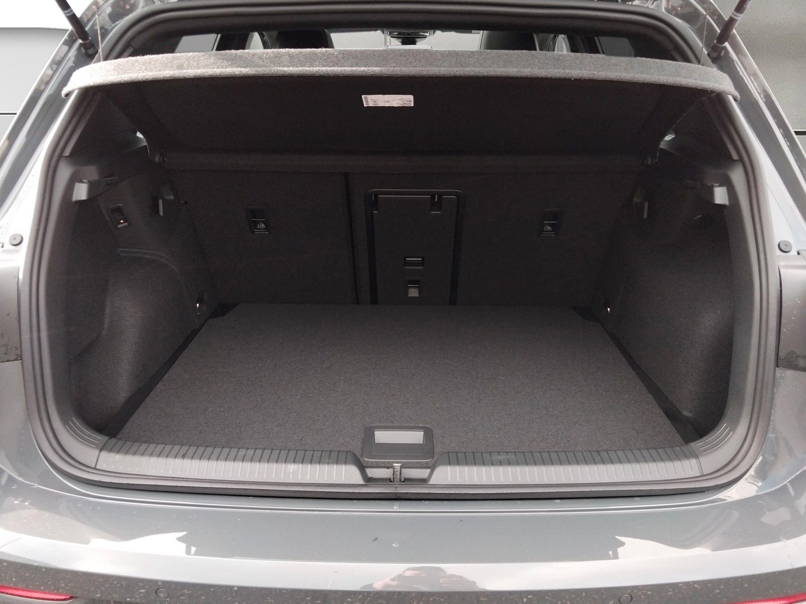 Fahrzeugabbildung Volkswagen Golf VIII 1.5eTSI R-Line Pano 18" AHK ACC Side