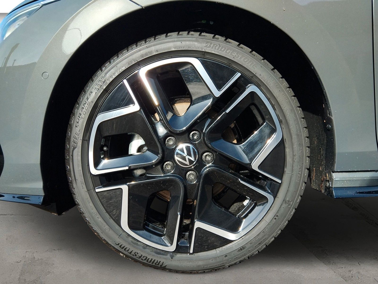 Fahrzeugabbildung Volkswagen Golf VIII 1.5eTSI R-Line Pano 18" AHK ACC Side