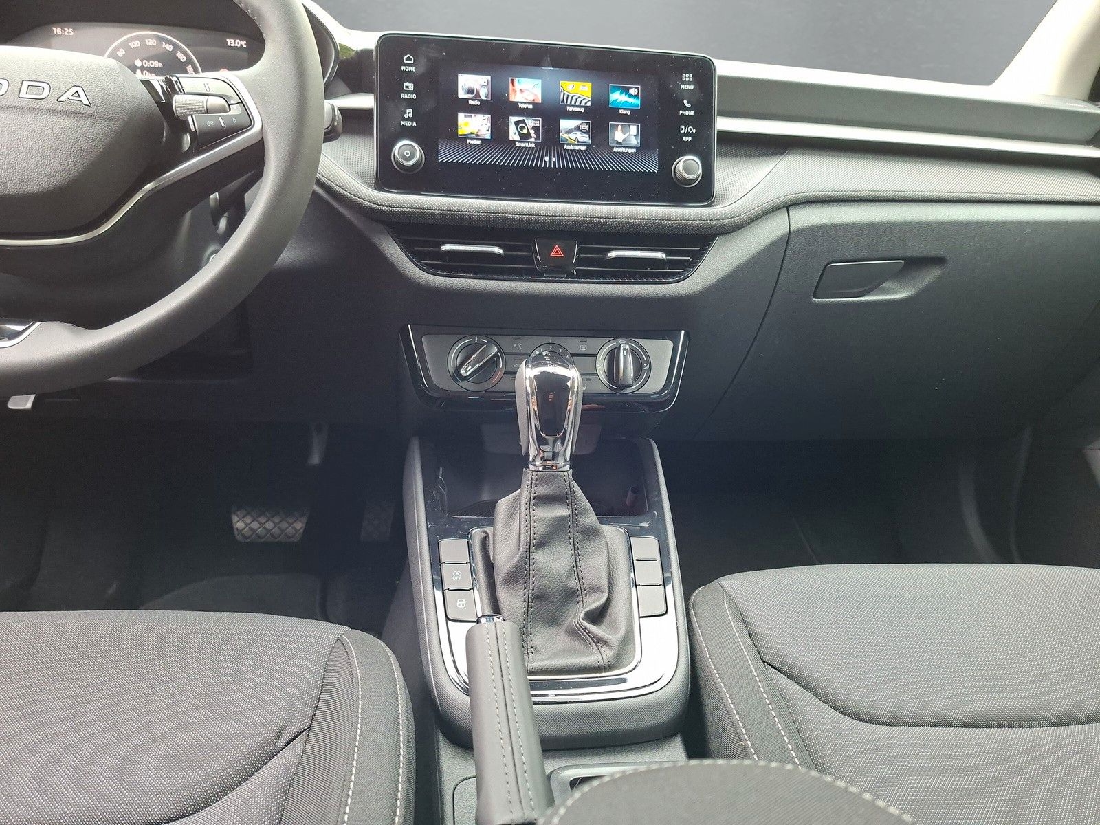Fahrzeugabbildung SKODA Fabia 1.0TSI Selection DSG LED AHK Kamera 5J.Gar