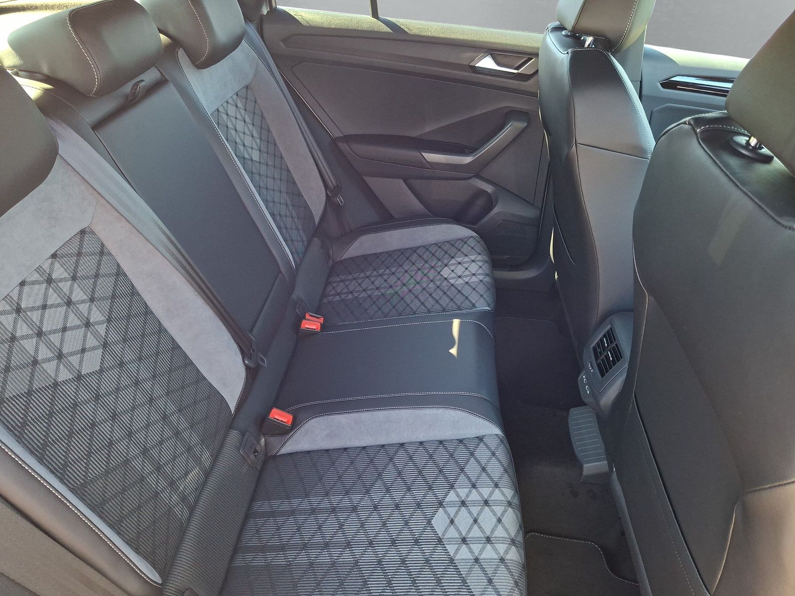 Fahrzeugabbildung Volkswagen T-Roc 1.5TSI R-Line Pano AHK ACC 19"LED Plus