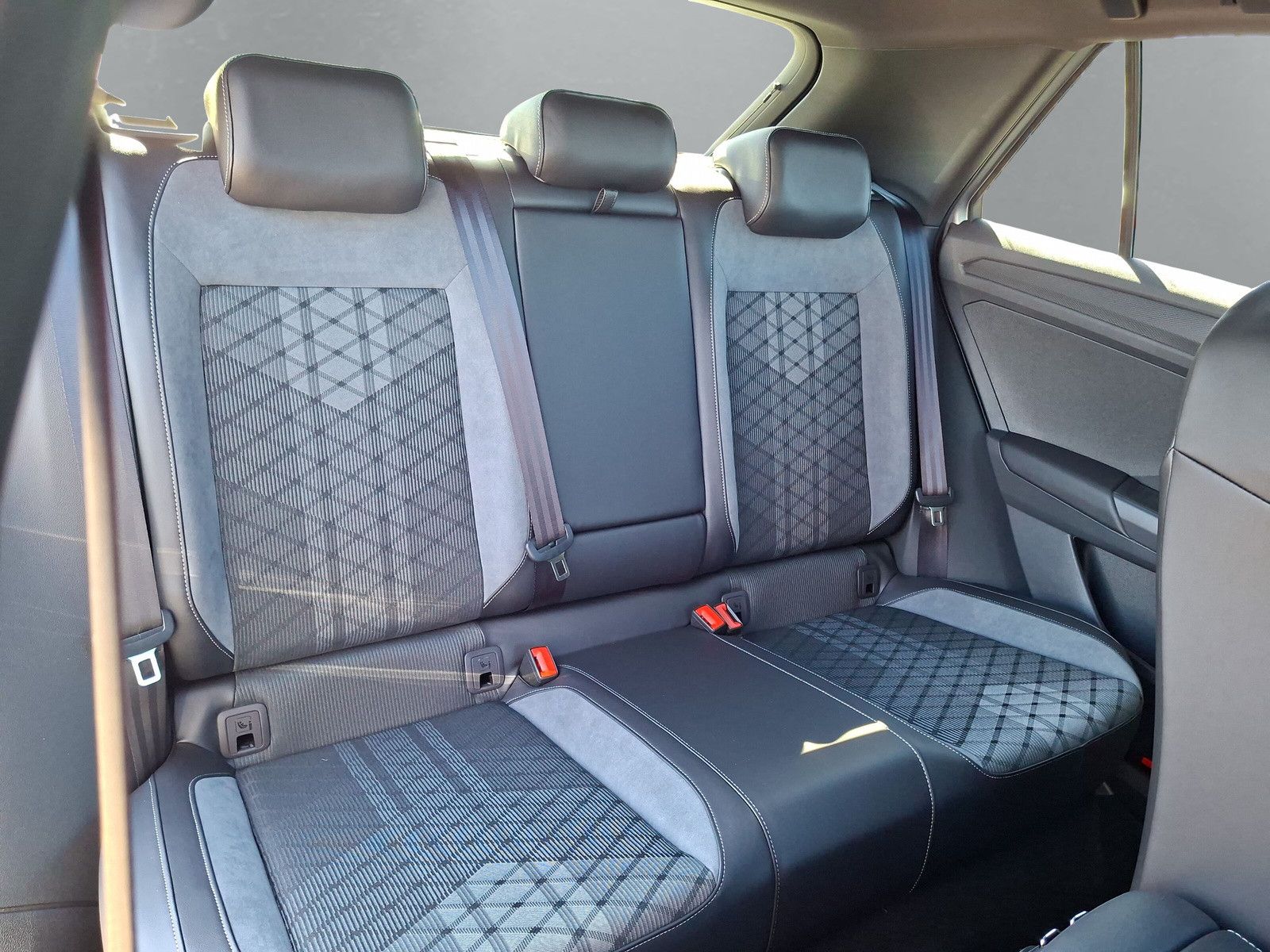 Fahrzeugabbildung Volkswagen T-Roc 1.5TSI R-Line Pano AHK ACC 19"LED Plus