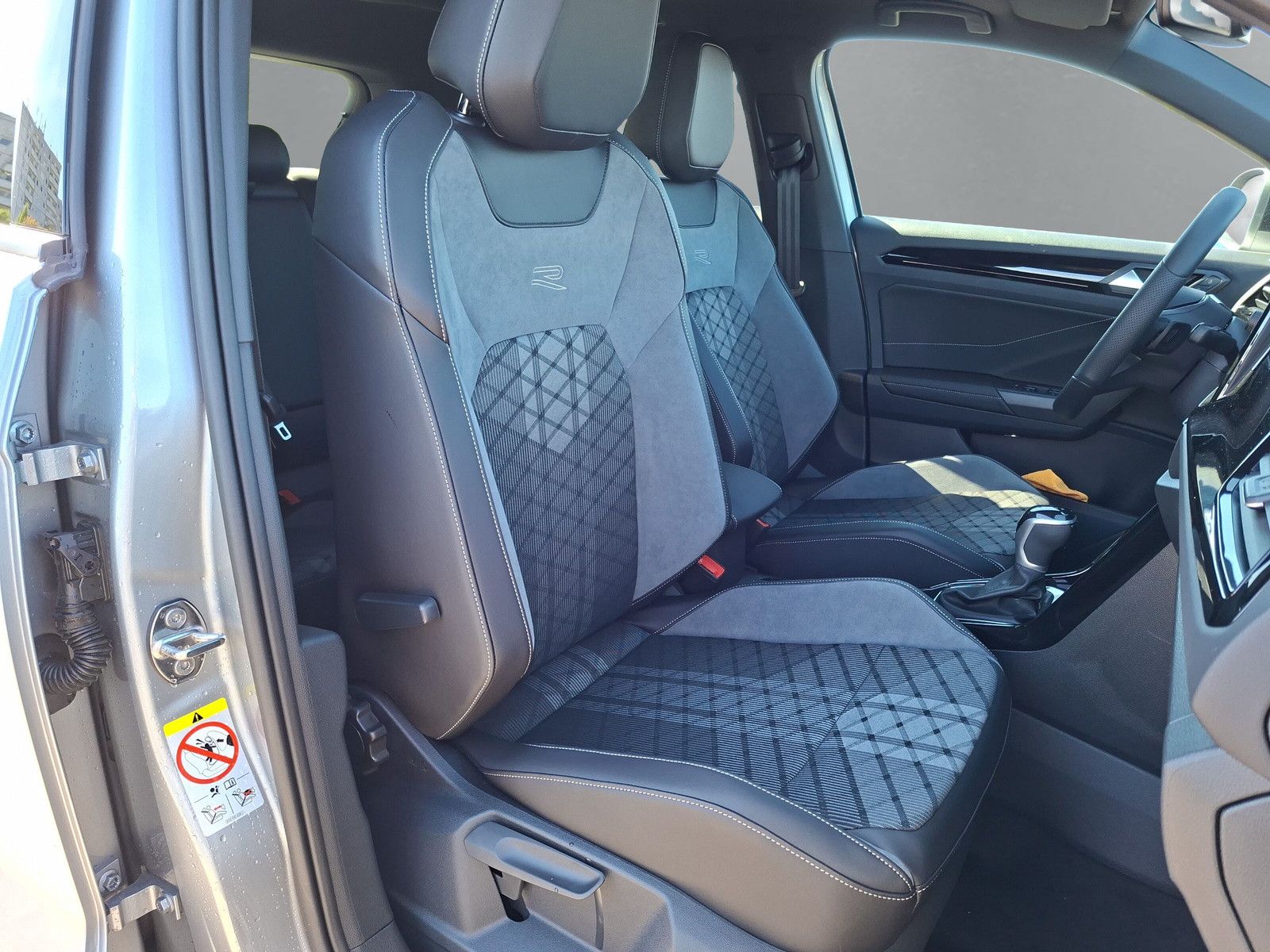 Fahrzeugabbildung Volkswagen T-Roc 1.5TSI R-Line Pano AHK ACC 19"LED Plus