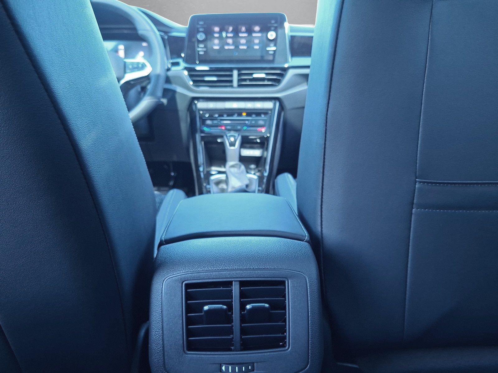 Fahrzeugabbildung Volkswagen T-Roc 1.5TSI R-Line Pano AHK ACC 19"LED Plus