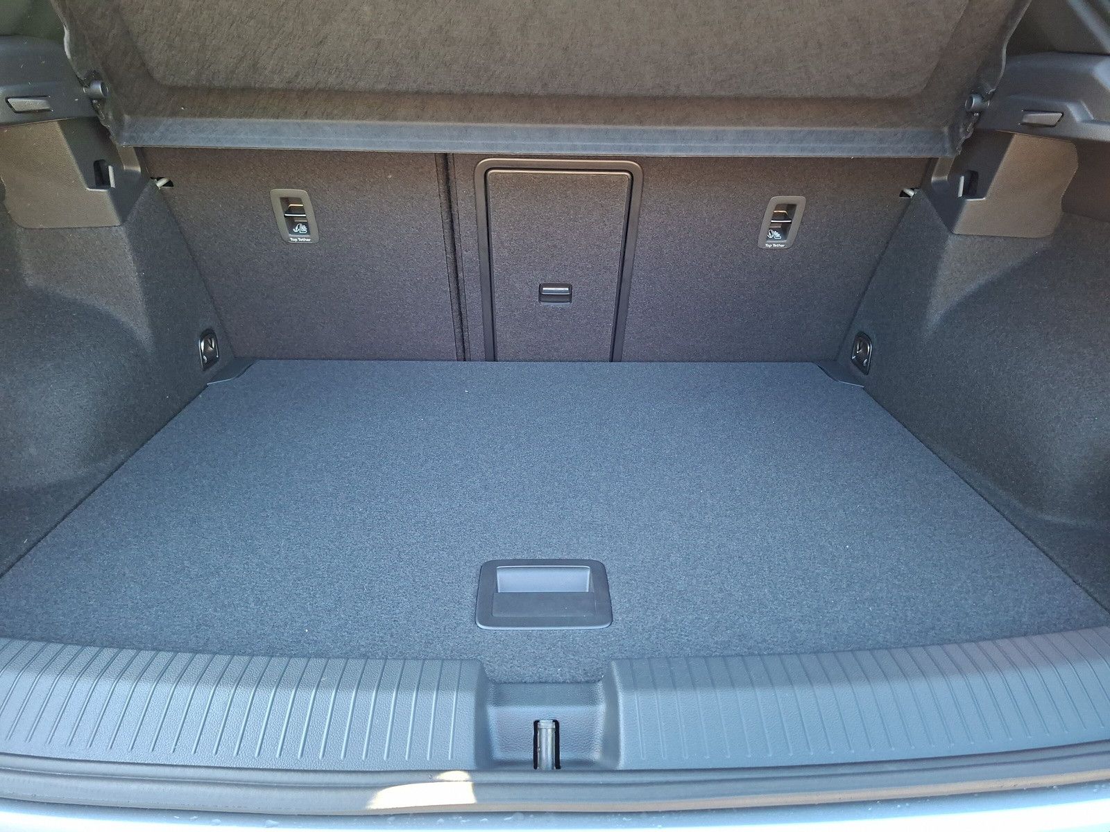 Fahrzeugabbildung Volkswagen T-Roc 1.5TSI R-Line Pano AHK ACC 19"LED Plus
