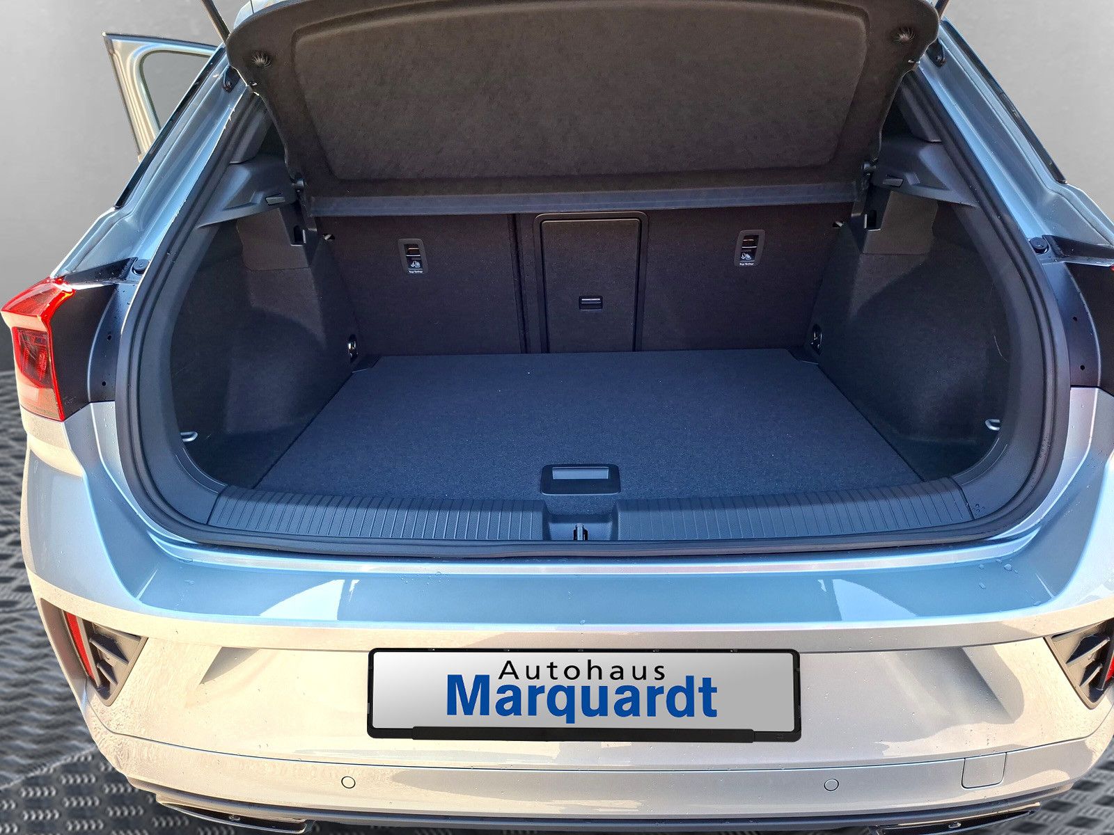Fahrzeugabbildung Volkswagen T-Roc 1.5TSI R-Line Pano AHK ACC 19"LED Plus