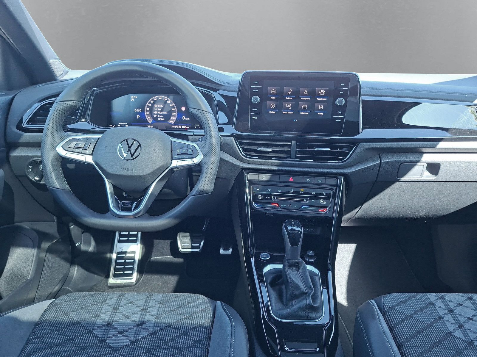 Fahrzeugabbildung Volkswagen T-Roc 1.5TSI R-Line Pano AHK ACC 19"LED Plus