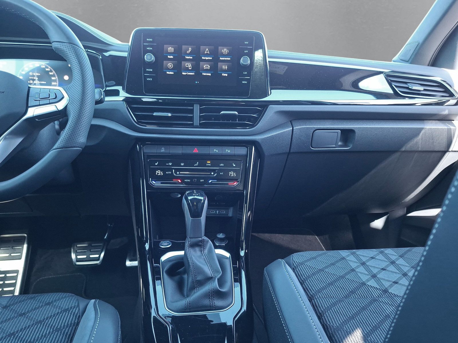 Fahrzeugabbildung Volkswagen T-Roc 1.5TSI R-Line Pano AHK ACC 19"LED Plus