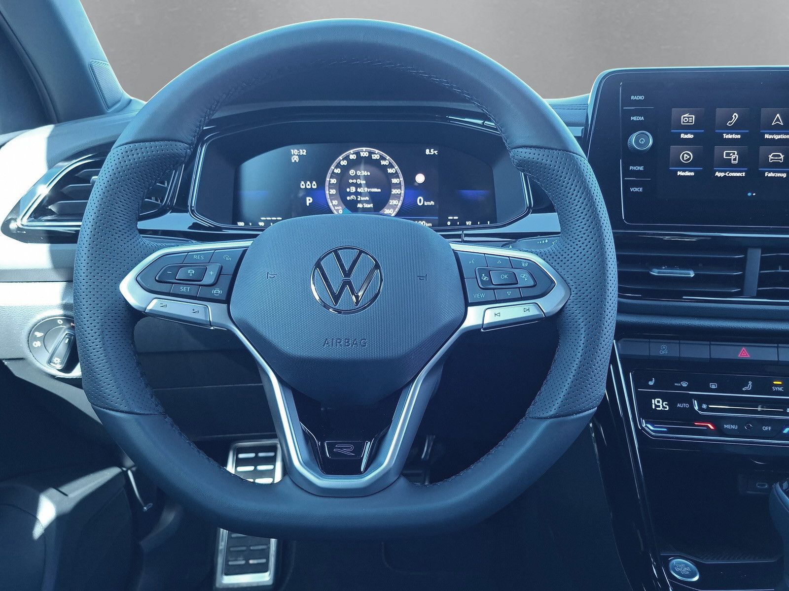 Fahrzeugabbildung Volkswagen T-Roc 1.5TSI R-Line Pano AHK ACC 19"LED Plus