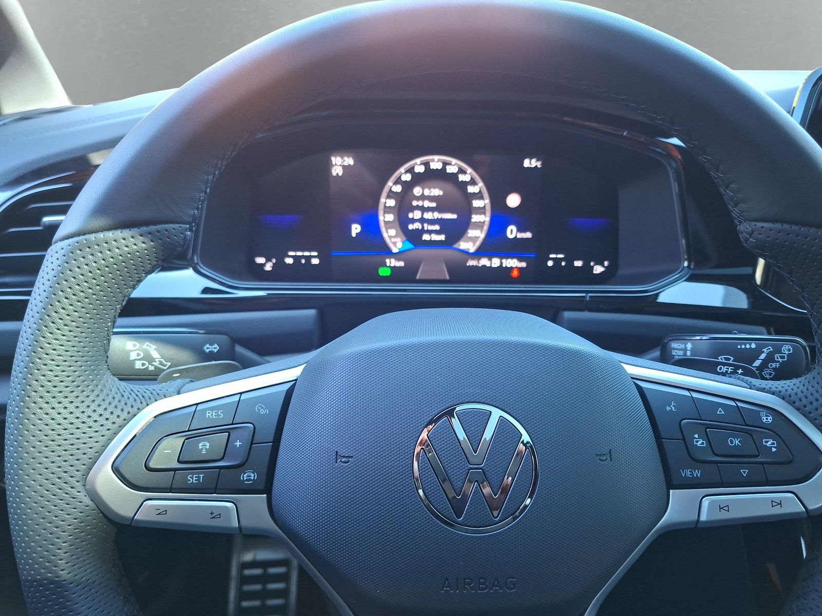 Fahrzeugabbildung Volkswagen T-Roc 1.5TSI R-Line Pano AHK ACC 19"LED Plus