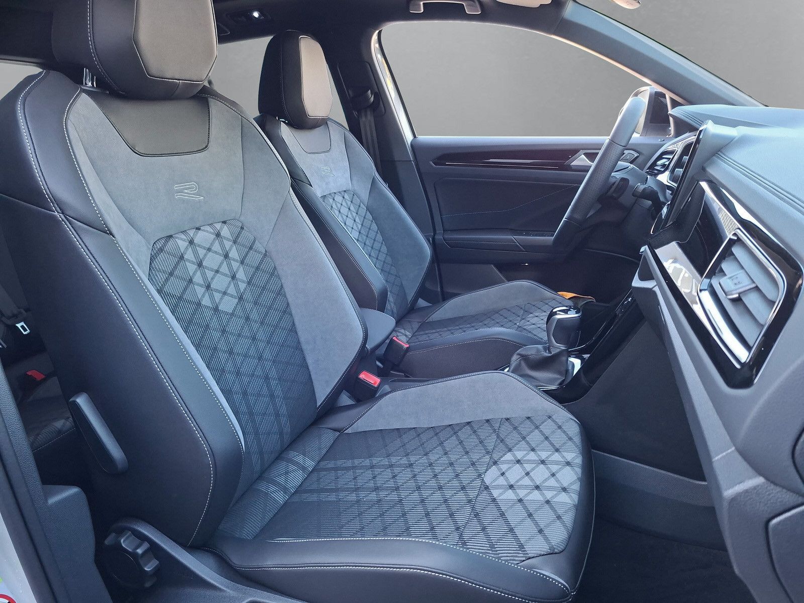 Fahrzeugabbildung Volkswagen T-Roc 1.5TSI R-Line Pano AHK ACC 19"LED Plus