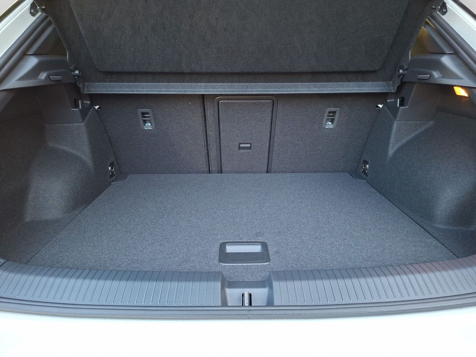 Fahrzeugabbildung Volkswagen T-Roc 1.5TSI R-Line Pano AHK ACC 19"LED Plus