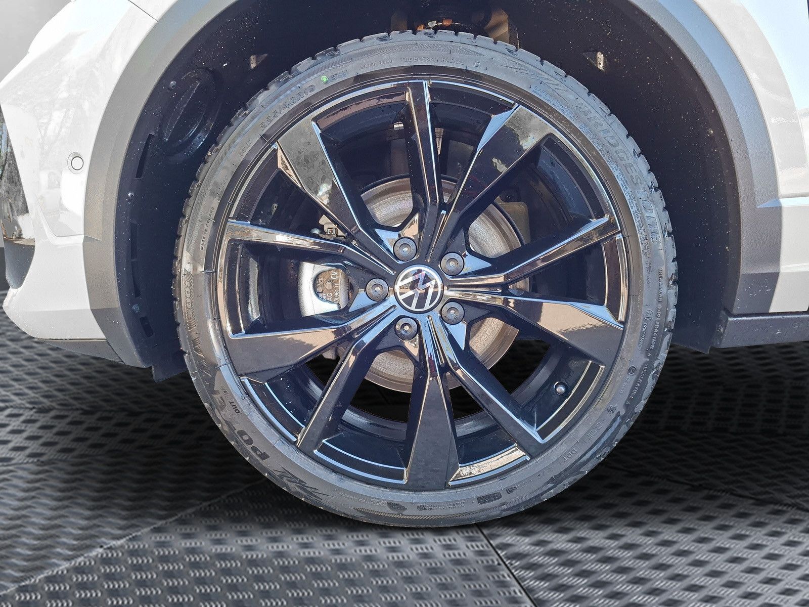 Fahrzeugabbildung Volkswagen T-Roc 1.5TSI R-Line Pano AHK ACC 19"LED Plus