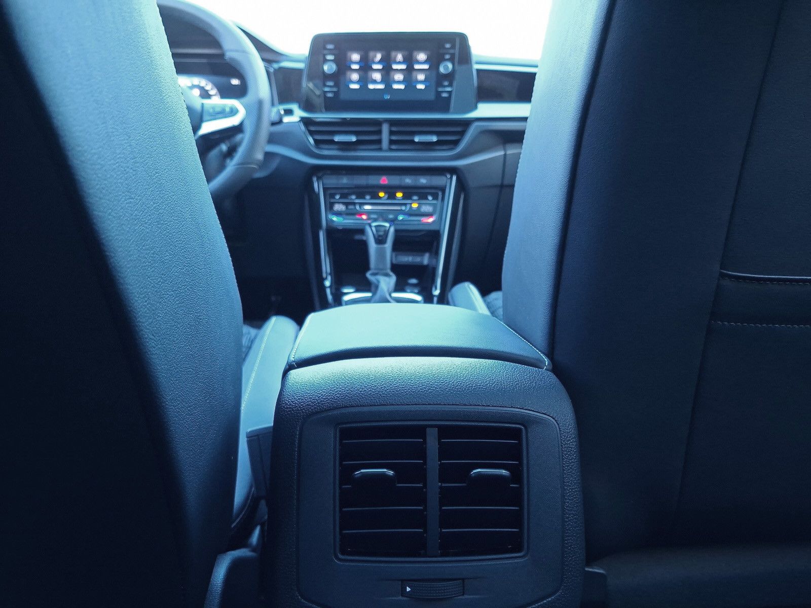 Fahrzeugabbildung Volkswagen T-Roc 1.5TSI R-Line Pano AHK ACC 19"LED Plus