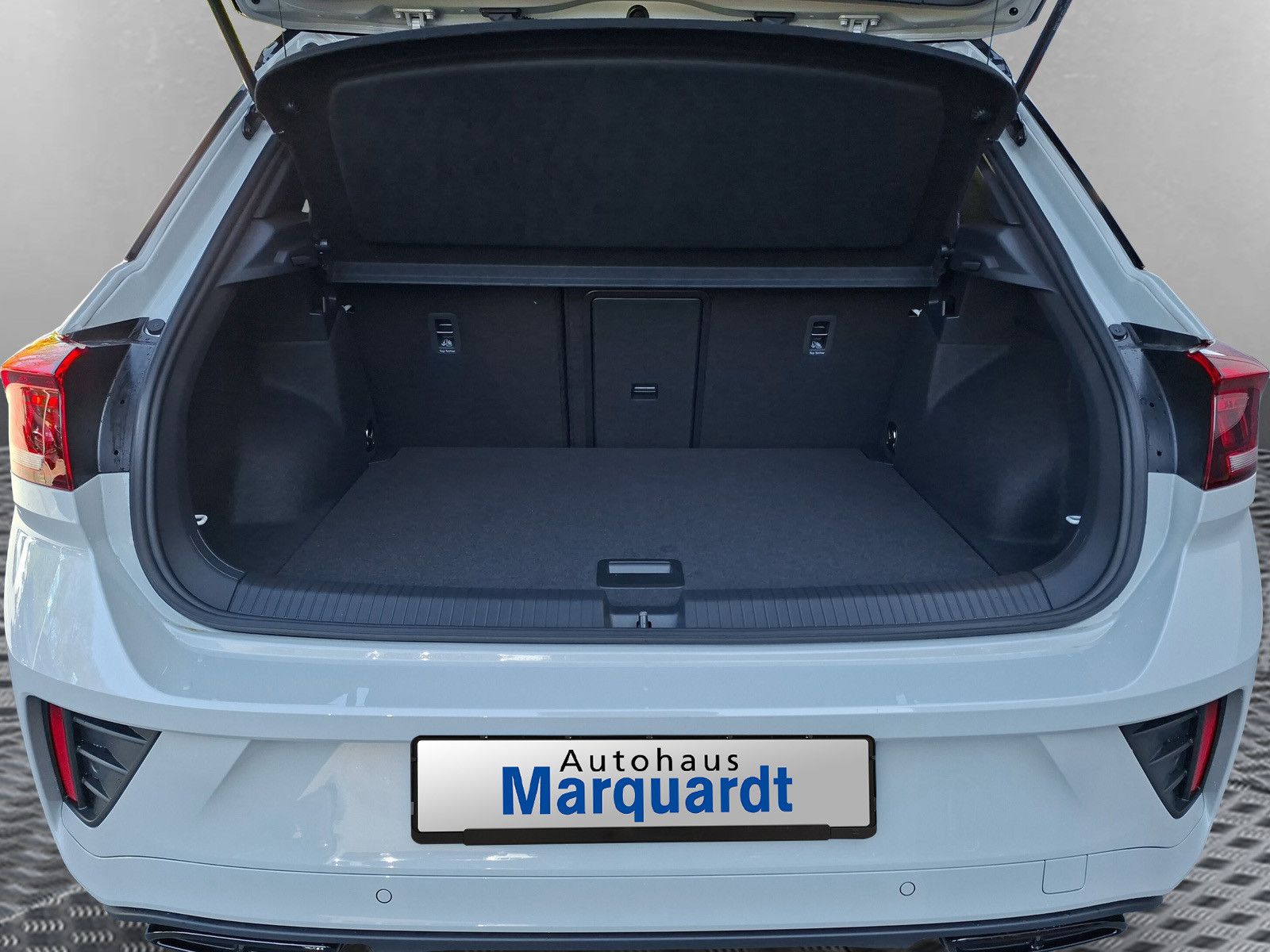 Fahrzeugabbildung Volkswagen T-Roc 1.5TSI R-Line Pano AHK ACC 19"LED Plus