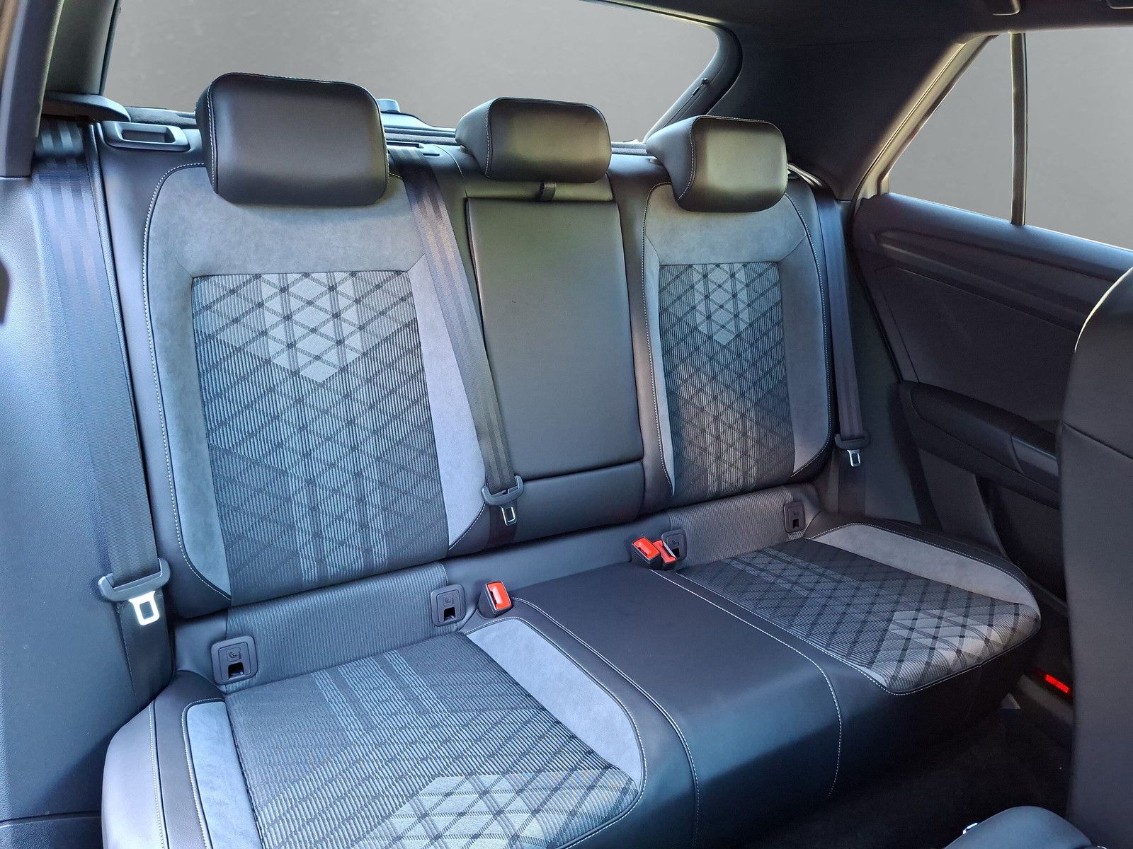 Fahrzeugabbildung Volkswagen T-Roc 1.5TSI R-Line Pano AHK ACC 19"LED Plus