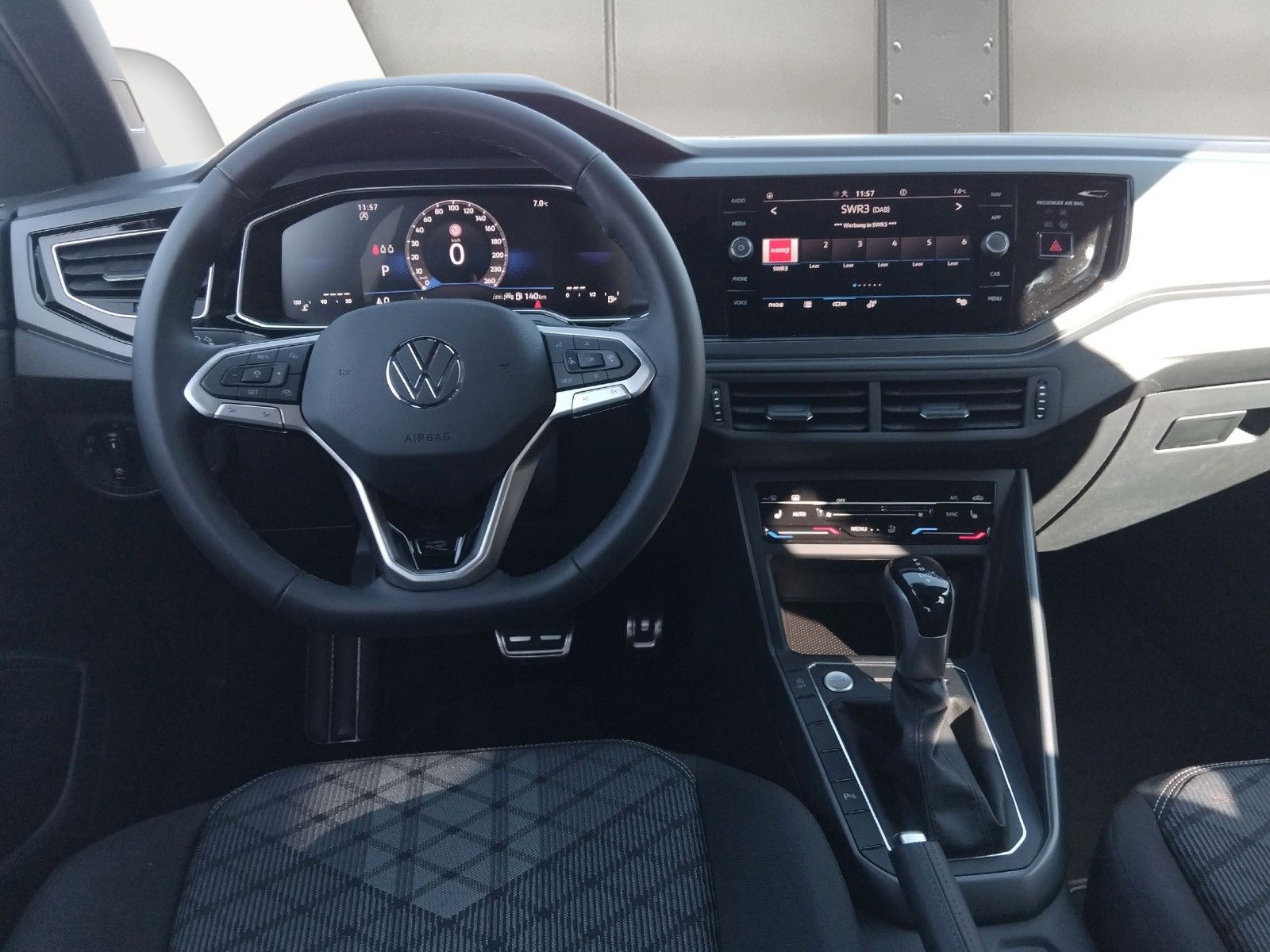 Fahrzeugabbildung Volkswagen Taigo 1.5 TSI R Line IQ Matrix Pano ACC 18" AHK