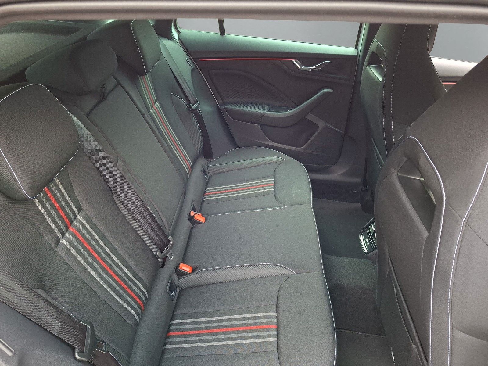 Fahrzeugabbildung SKODA Kamiq 1.5TSI Monte Carlo AHK Matrix 18"ACC Side