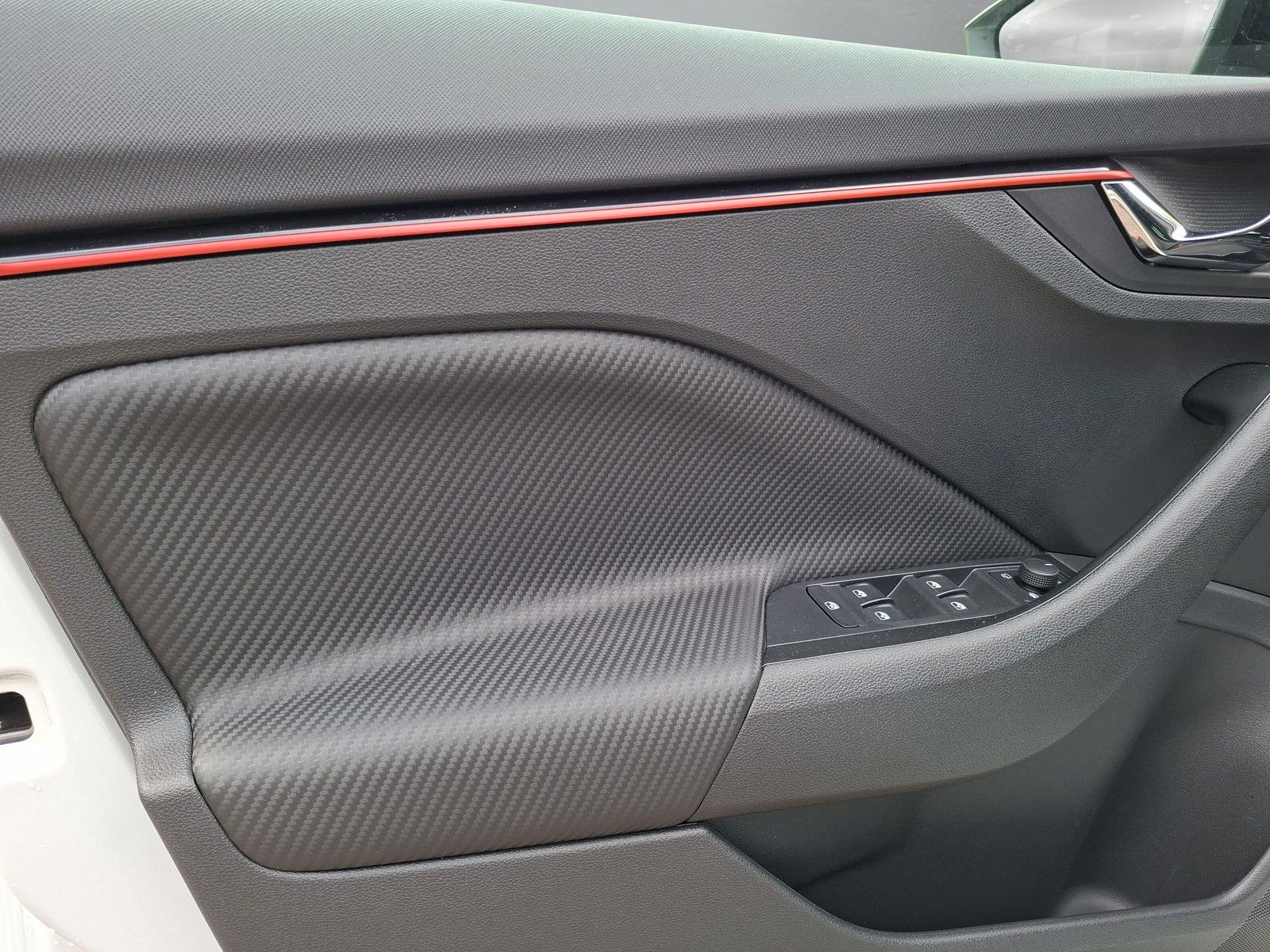Fahrzeugabbildung SKODA Kamiq 1.5TSI Monte Carlo AHK Matrix 18"ACC Side