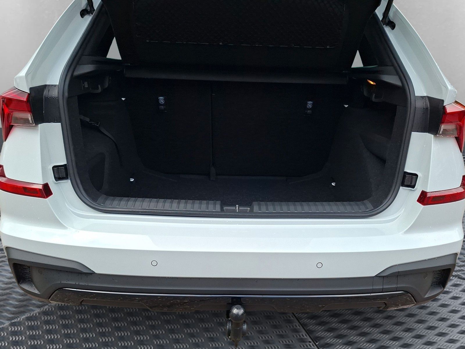 Fahrzeugabbildung SKODA Kamiq 1.5TSI Monte Carlo AHK Matrix 18"ACC Side