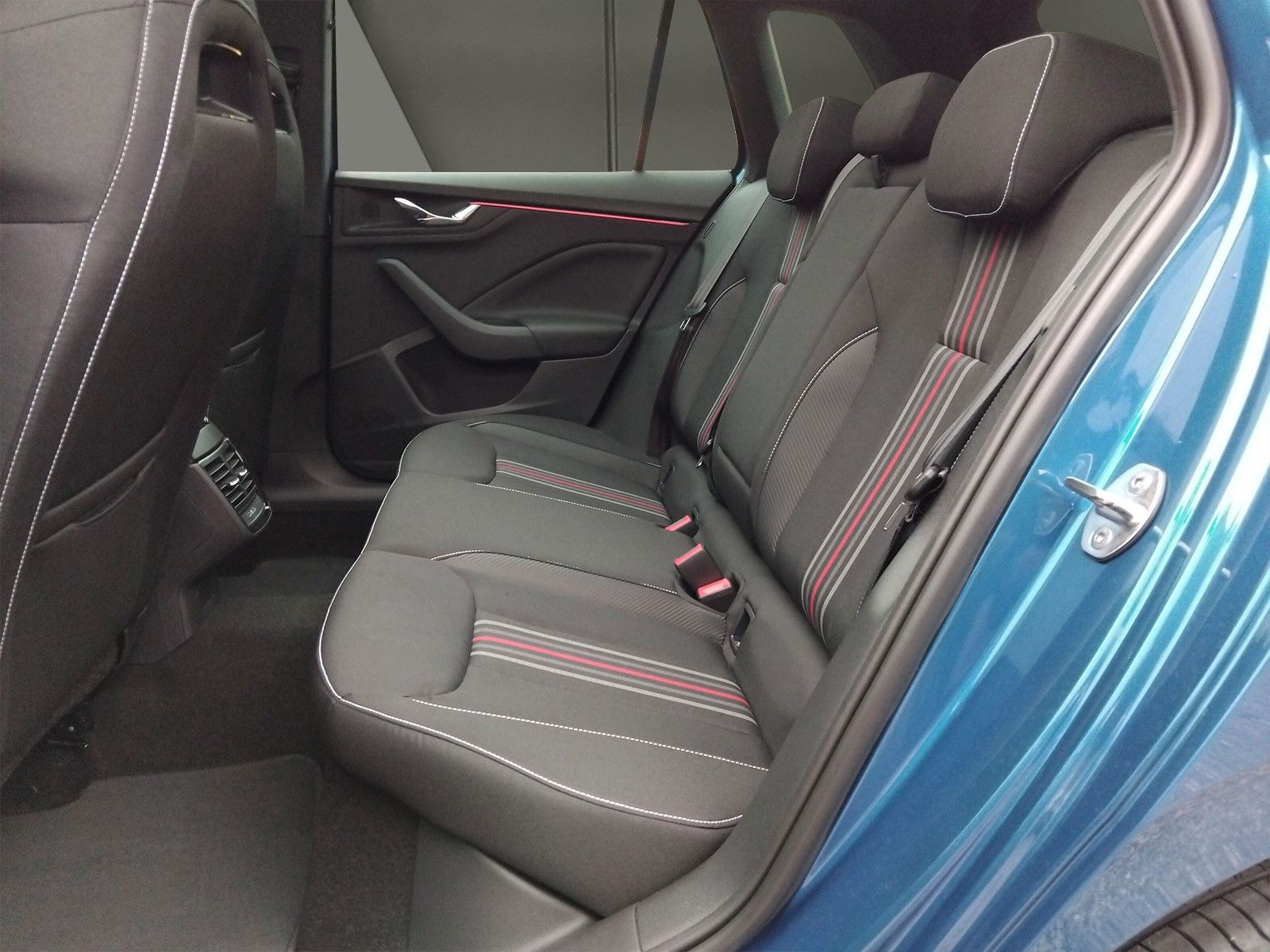 Fahrzeugabbildung SKODA Kamiq 1.5TSI Monte Carlo Pano Matrix ACC SideAHK