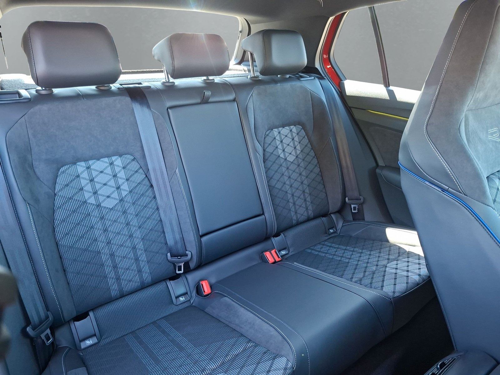 Fahrzeugabbildung Volkswagen Golf VIII 1.5eTSI R-Line Pano18" LED Plus ACC