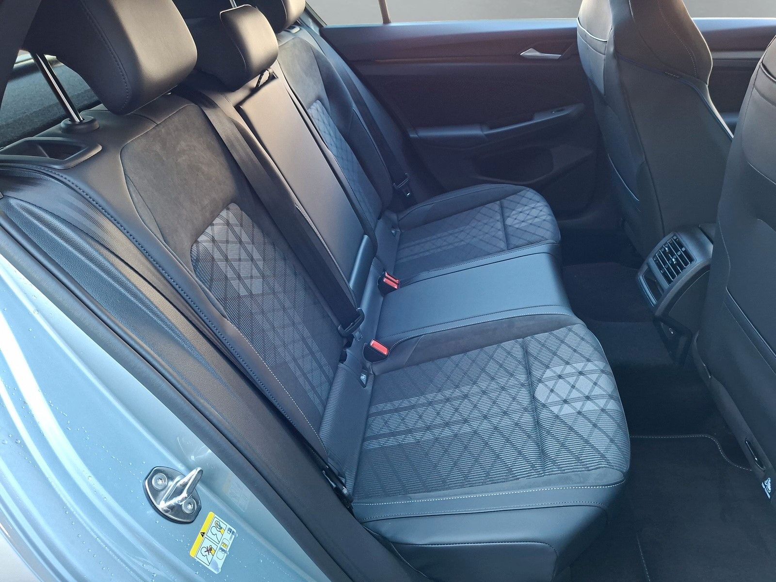 Fahrzeugabbildung Volkswagen Golf VIII 1.5eTSI R-Line Pano18" LED Plus ACC