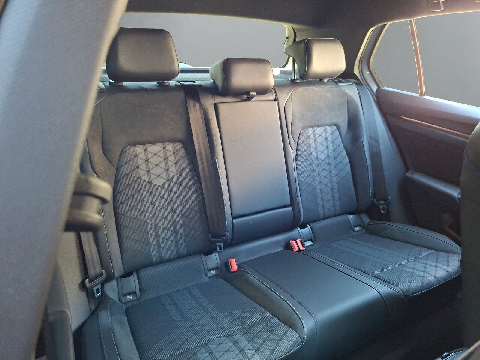Fahrzeugabbildung Volkswagen Golf VIII 1.5eTSI R-Line Pano18" LED Plus ACC