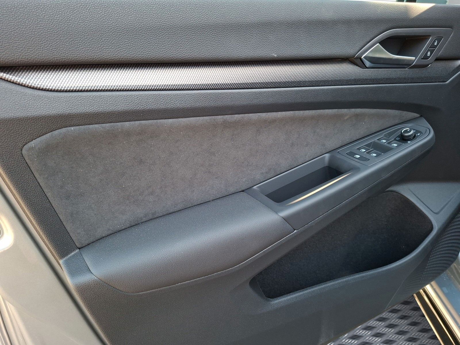 Fahrzeugabbildung Volkswagen Golf VIII 1.5eTSI R-Line Pano18" LED Plus ACC