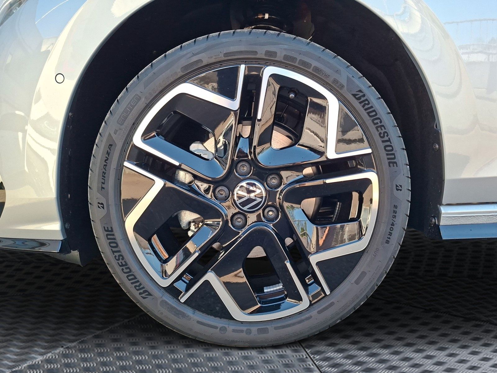 Fahrzeugabbildung Volkswagen Golf VIII 1.5eTSI R-Line Pano18" LED Plus ACC