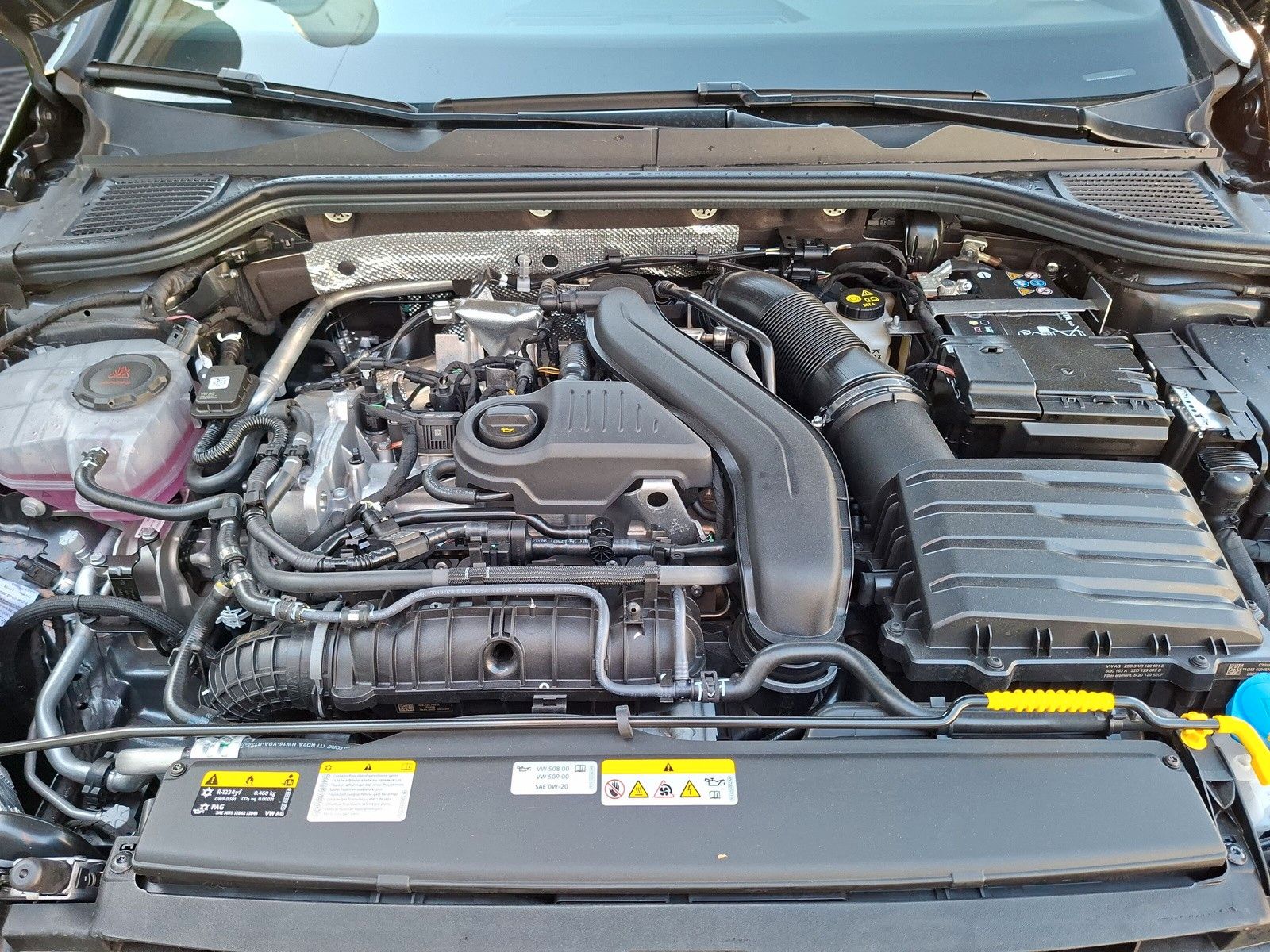 Fahrzeugabbildung Volkswagen Golf VIII 1.5eTSI R-Line Pano18" LED Plus ACC