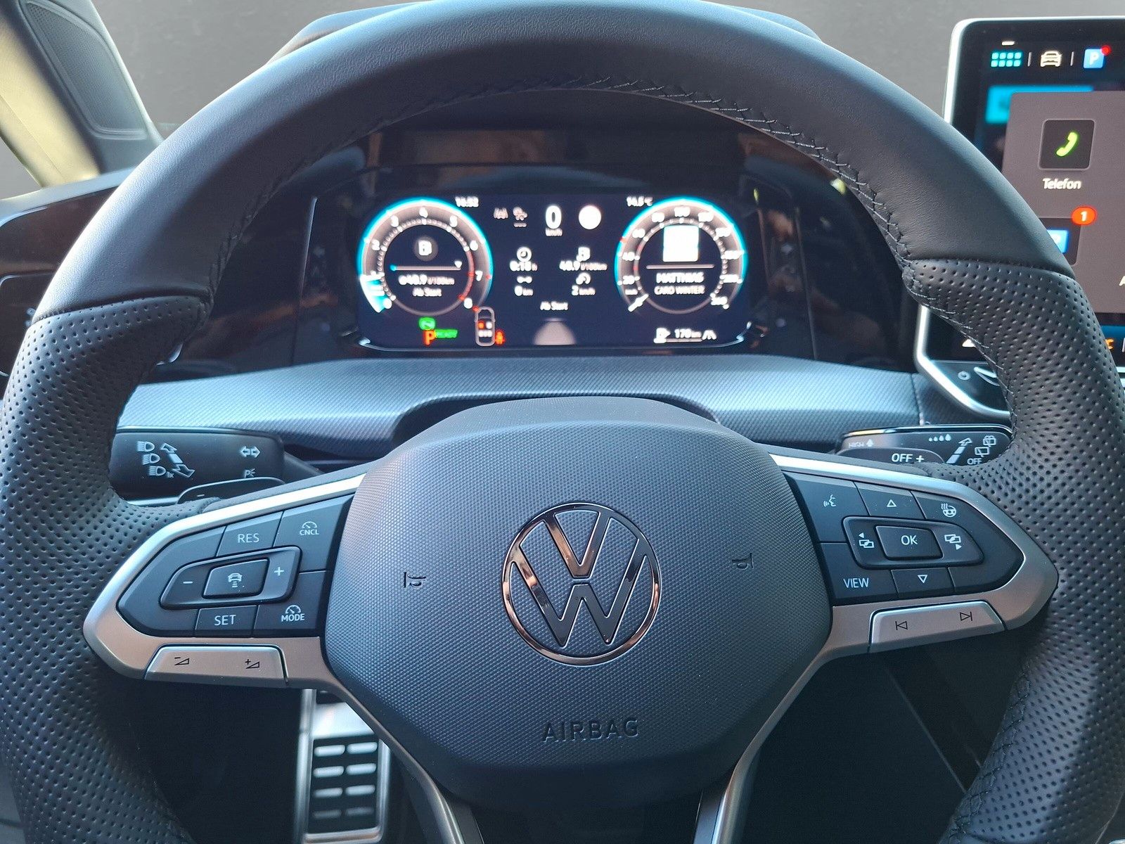 Fahrzeugabbildung Volkswagen Golf VIII 1.5eTSI R-Line Pano18" LED Plus ACC