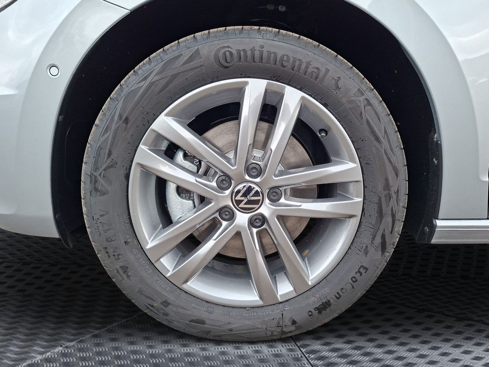 Fahrzeugabbildung Volkswagen Touran 1.5TSI IQ LED ACC 7S.Pano17"Standheizung