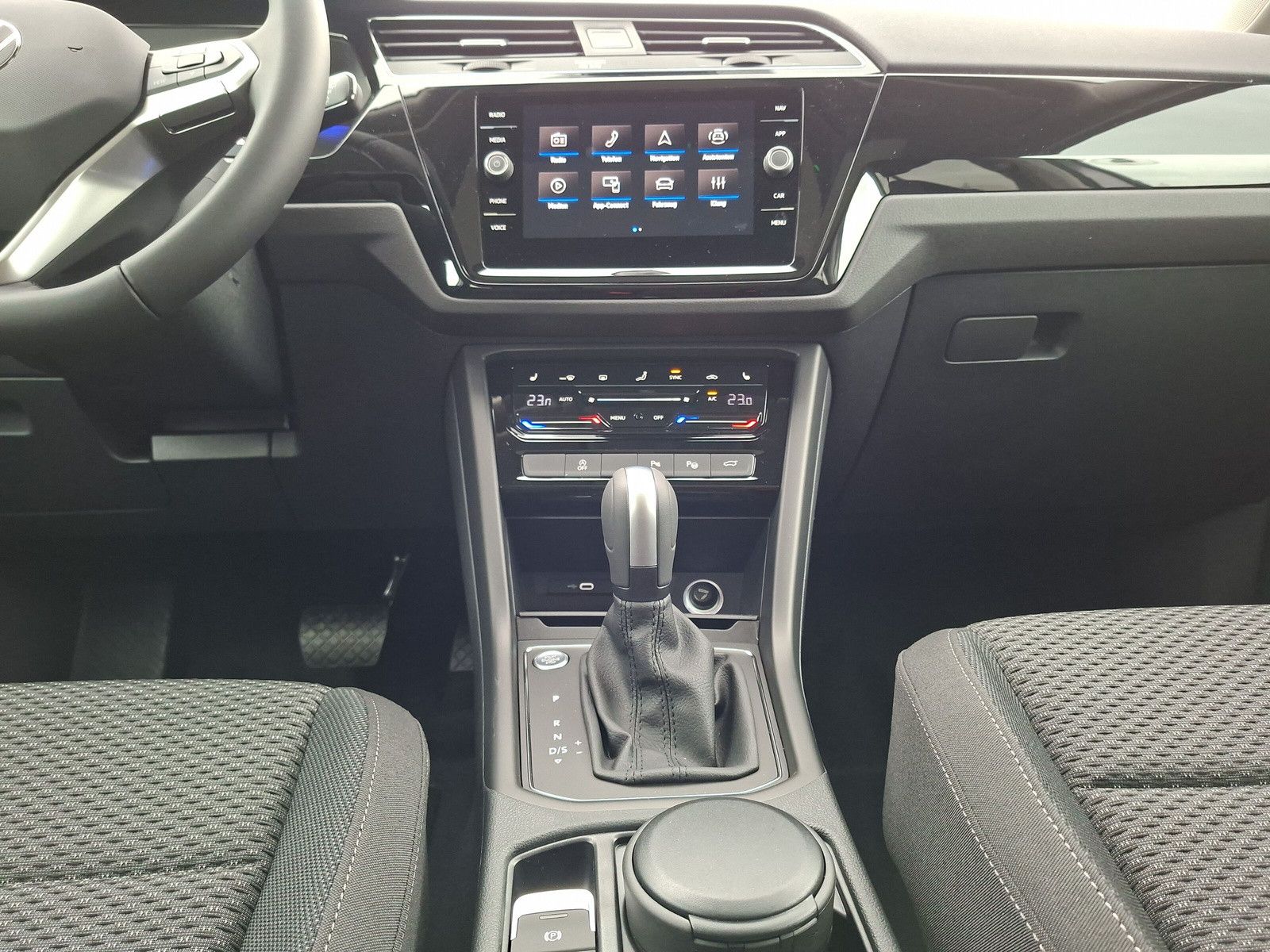 Fahrzeugabbildung Volkswagen Touran 1.5TSI IQ LED ACC 7S.Pano17"Standheizung